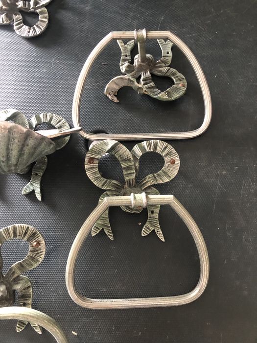 Mesa com  espelho lindissimo  em bronse. Latao