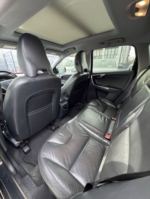 Продаю машину Volvo xc 60 !!
