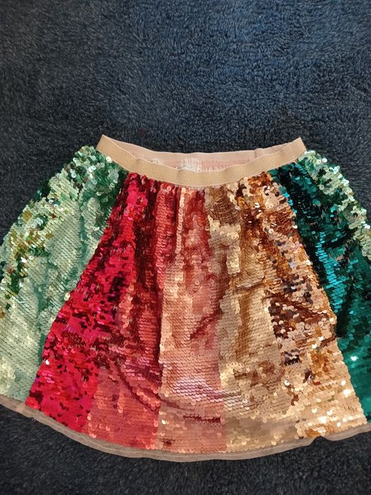 Юбка на девочку 8- 9 лет рост 134 -147 см , новая,  вся  из паеток .