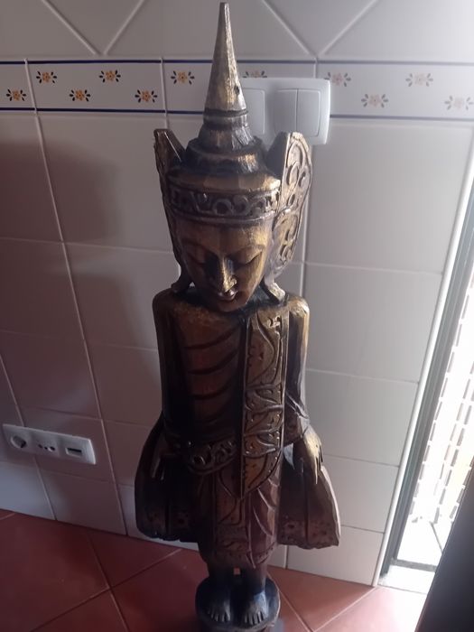 Estatueta Buda em.madeira esculpida