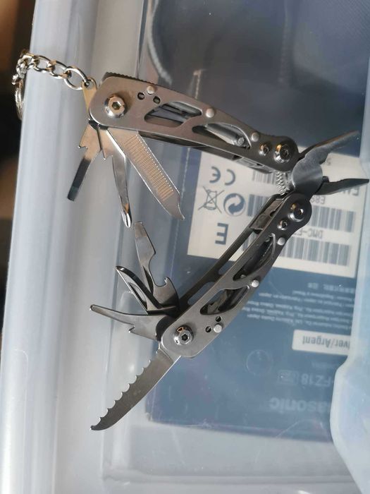 Scyzoryk narzędzia niezbędnik turystyczny klucze nożyk wielofunkcyjny