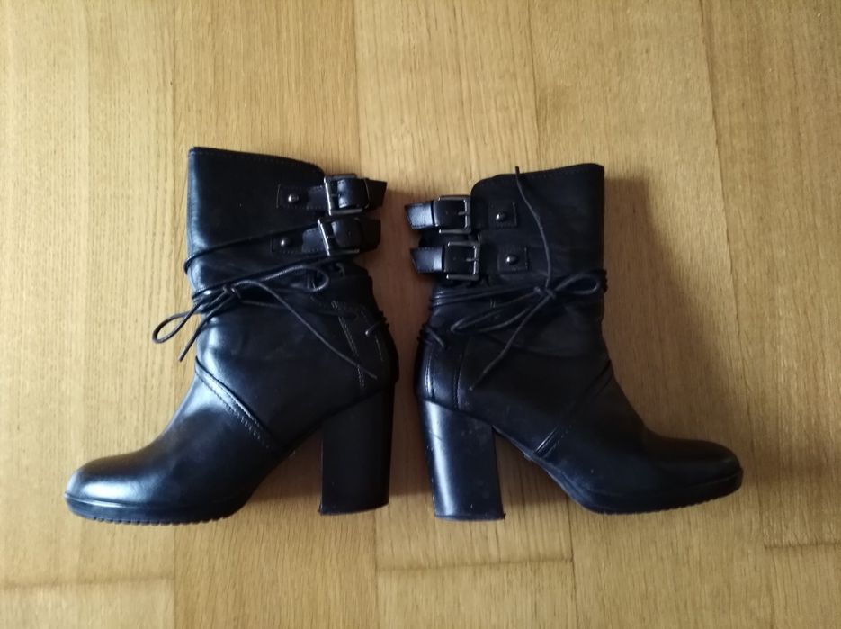 Botas/botins com tacão, pretos em pele n. 36 - como novas.