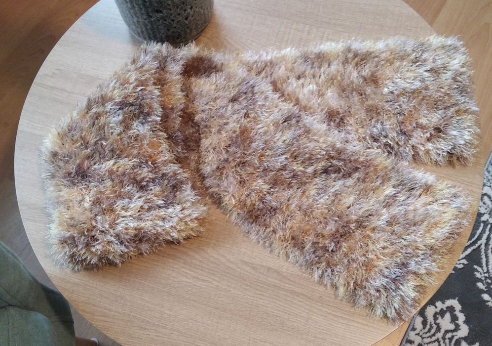 Damski szalik w odcieniach brązu.