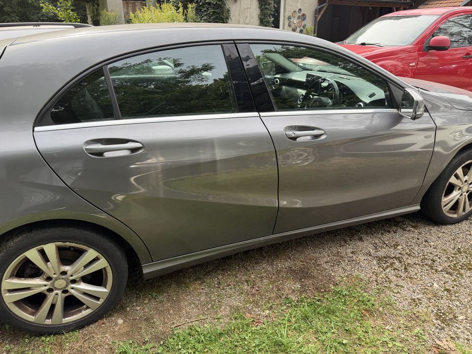 Drzwi prawe lewe  Mercedes Aklasa w176  787 mountain grey