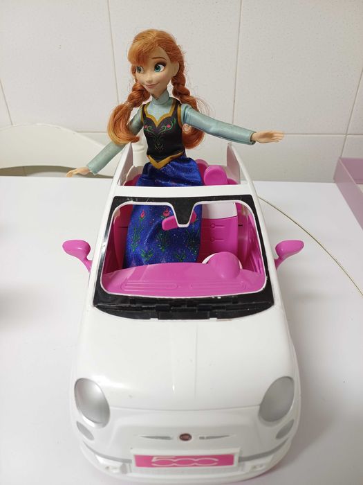 Carro Fiat 500 com 3 Barbies e a Ana do filme Frozen