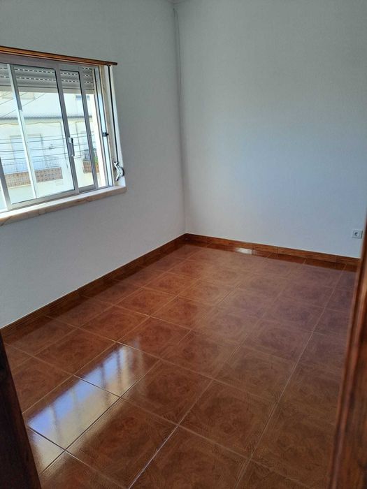 T2, Aluga-se R/C moradia para 1 ou 2 casais