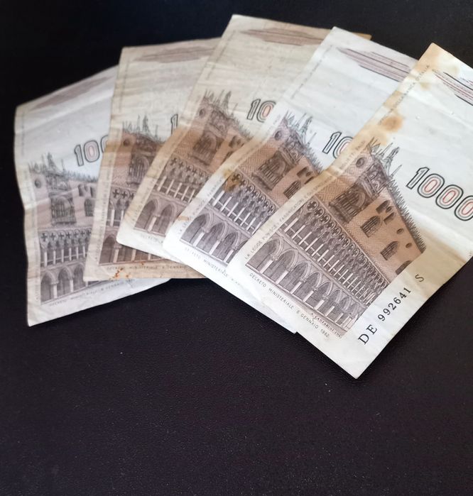 Cinco notas de mil liras italianas (Janeiro 1982)