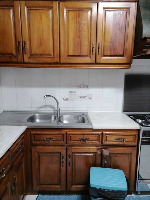 Cozinha completa com móveis e bancada em mármore