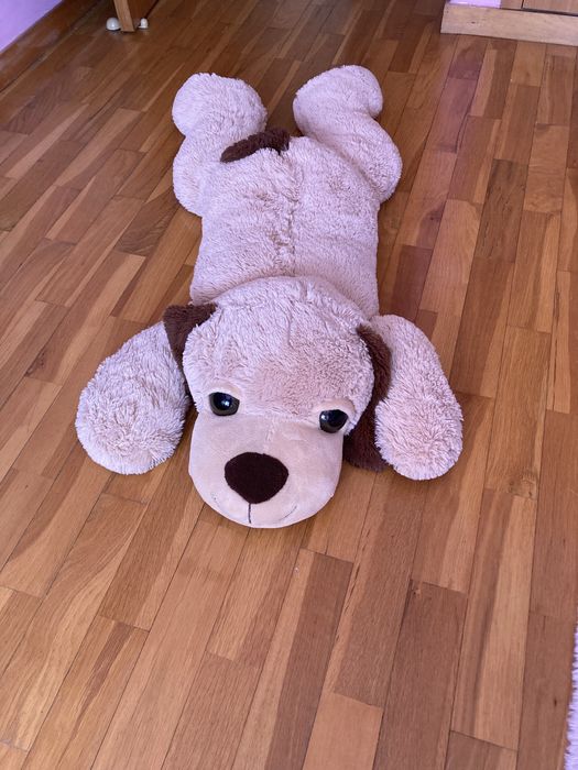 Cão de peluche grande