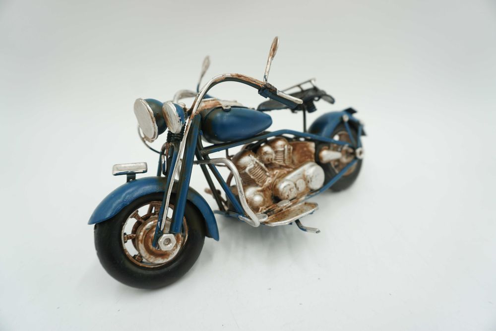 METALOWY model motor prezent