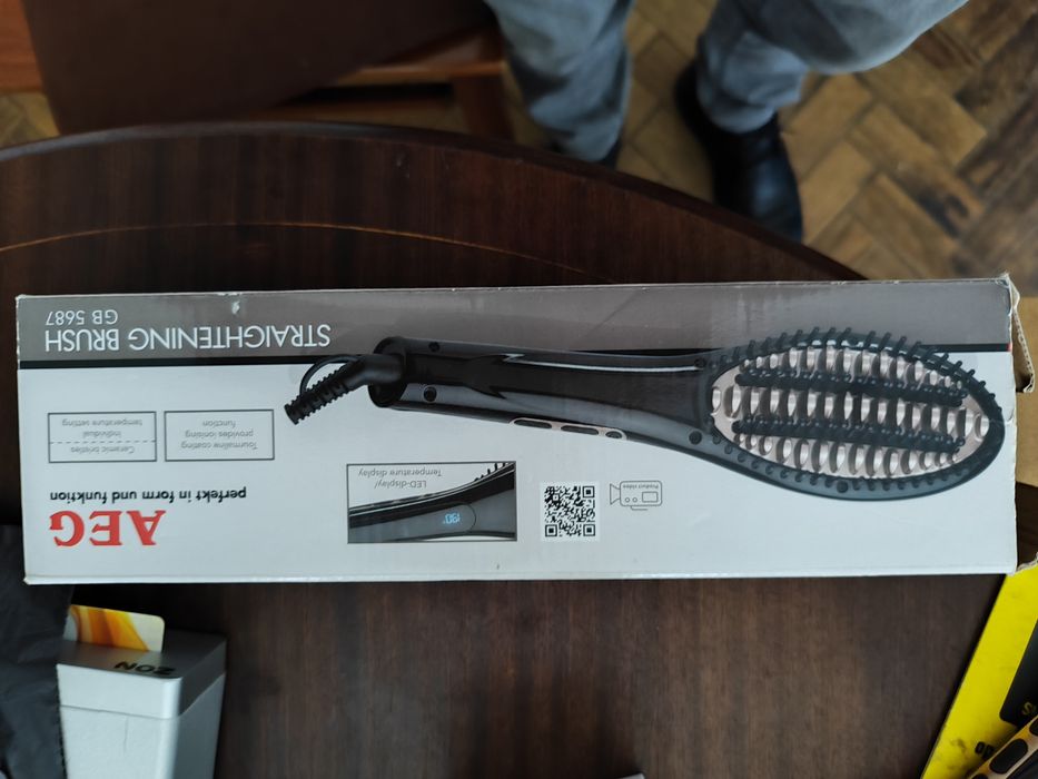 Escova alisadora de cabelo AEG.