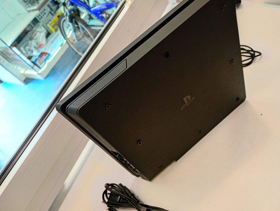 Konsola Sony Slim PS4 500gb pad +okablowanie Komis Madej Sc