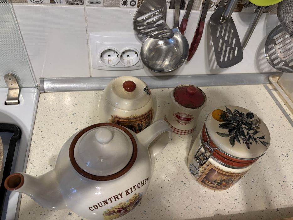 Заварник, банка для чаю, сільничка, перечниця, кухлик для молока