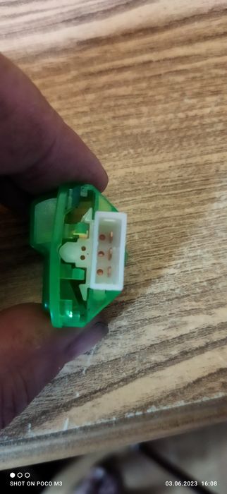 Переключатель света скутера.