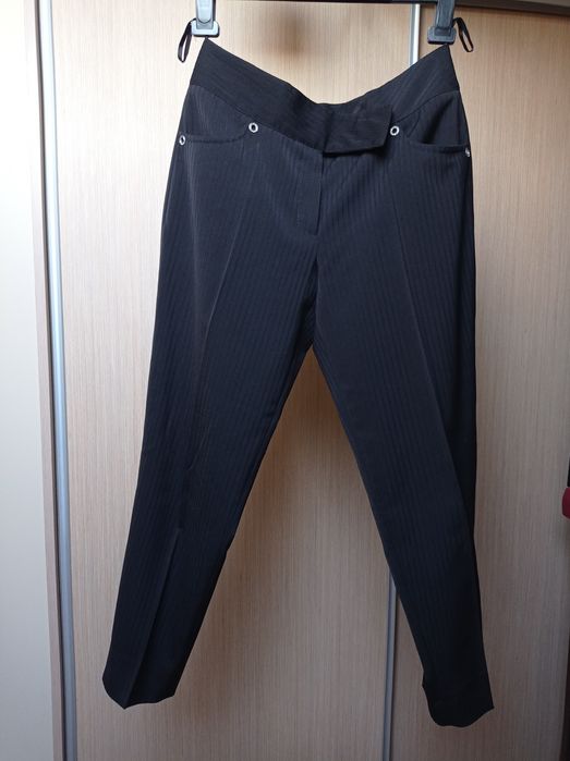Czarne eleganckie spodnie w delikatne prążki, rozmiar 38