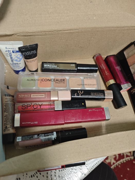 Подарую косметику різну тестера