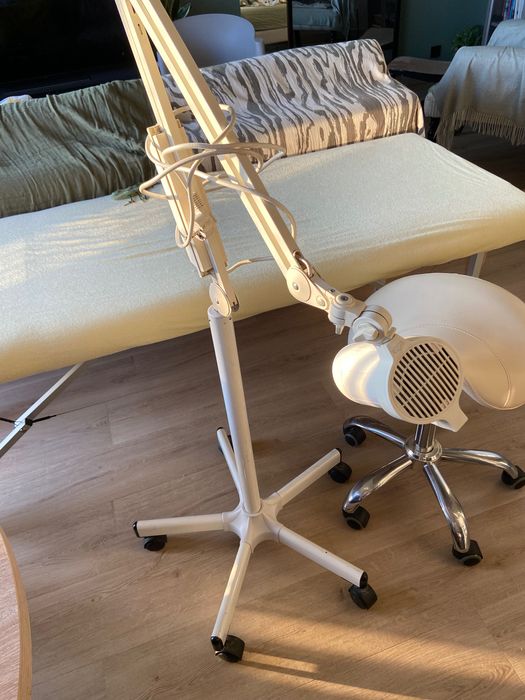 Lampa punktowa do makijażu permanentnego i krzesło obrotowe