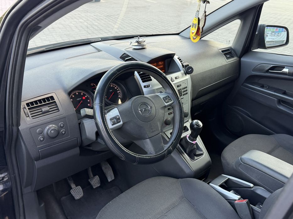 Opel Zafira 2010  рік 1,6 бенз 7 - місна