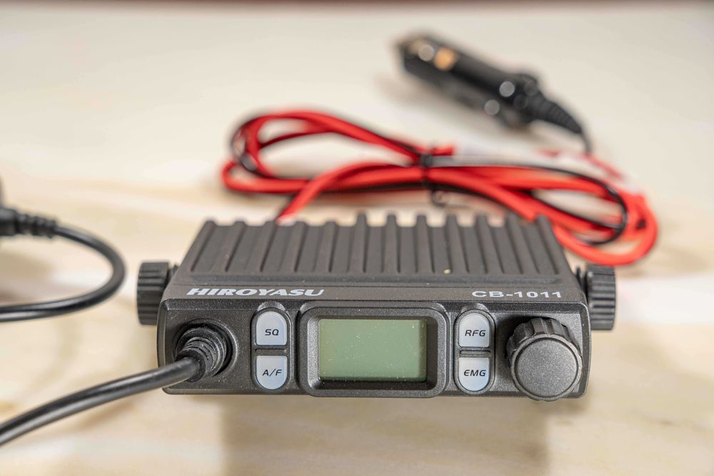 Radio CB de 8W com 40 canais em AM e FM.
