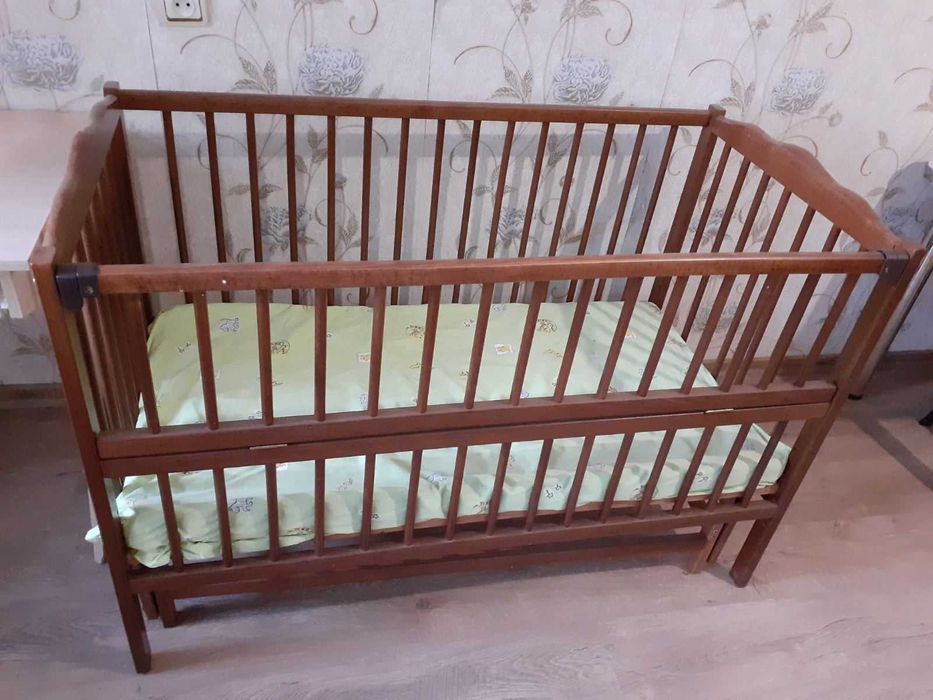 Детская кроватка с маятником и матрасом