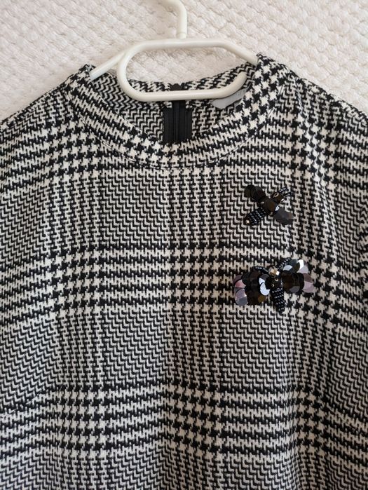 Sukienka w kratę z fantazyjnym rękawem i doszytą aplikacją. H&M. S