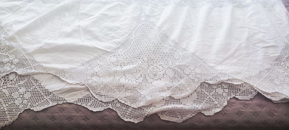Toalha grande em linho e renda bordada