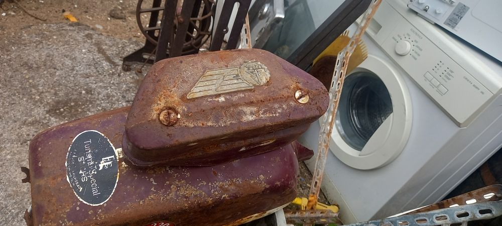 Peças de motorizada antiga