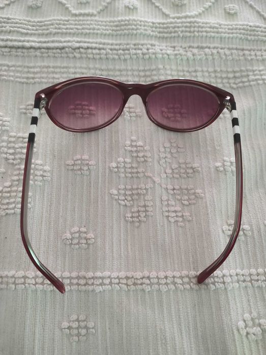 oculos cor-de-laranja e castanhos