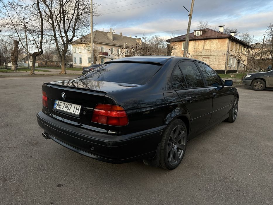 Черная BMW E39 ГАЗ Бензин