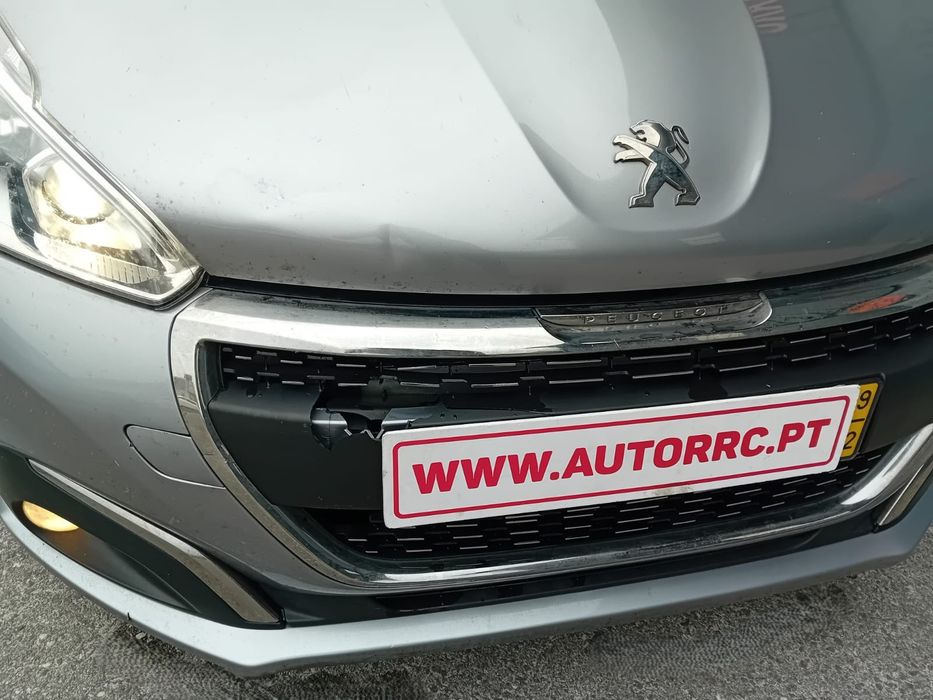 Peugeot 208 1.5 bluehdi Signature - Nacional  ( pequeno sinistro  )