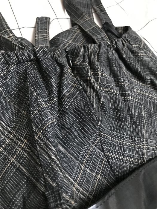 Elegancka, dopasowana sukienka na ramiaczkach
