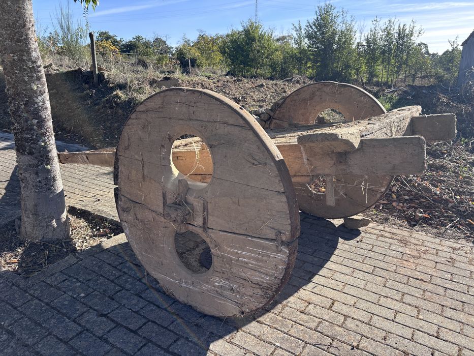 Carro de bois em madeira