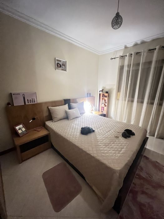 Quarto com mesinhas cabeçeiras,cômoda, secretária e espelho