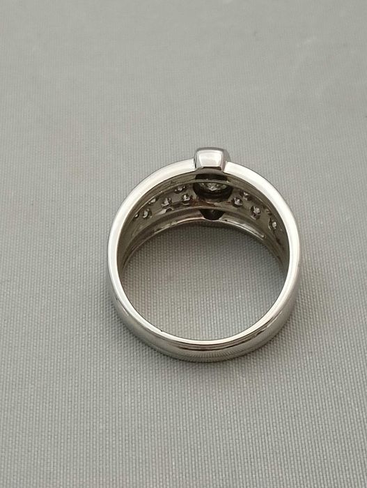 Złoty pierścionek z brylantami 18 k 9,40 g