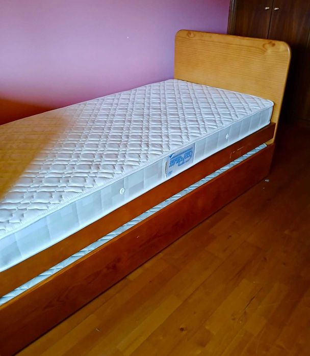 Vendo cama com colchões incluídos e guarda-roupa