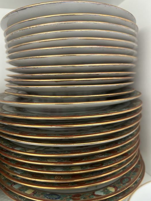 Vende-se servico chines antigo com 75 peças sem  ter nunca uso