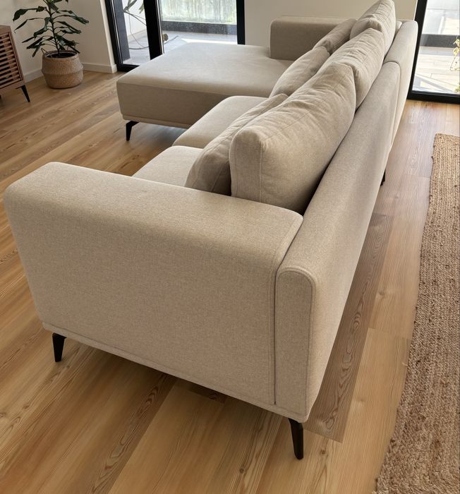 Sofá em tecido bege