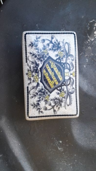 Caixa com tampa em porcelana antiga