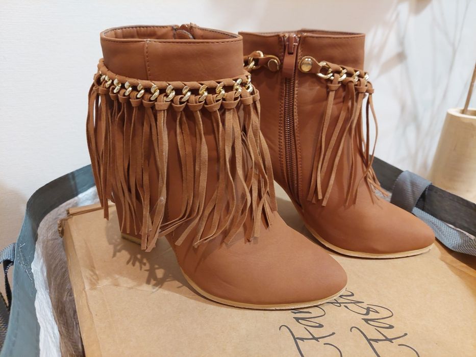 Botki brązowe camel 37 ocieplane frędzle