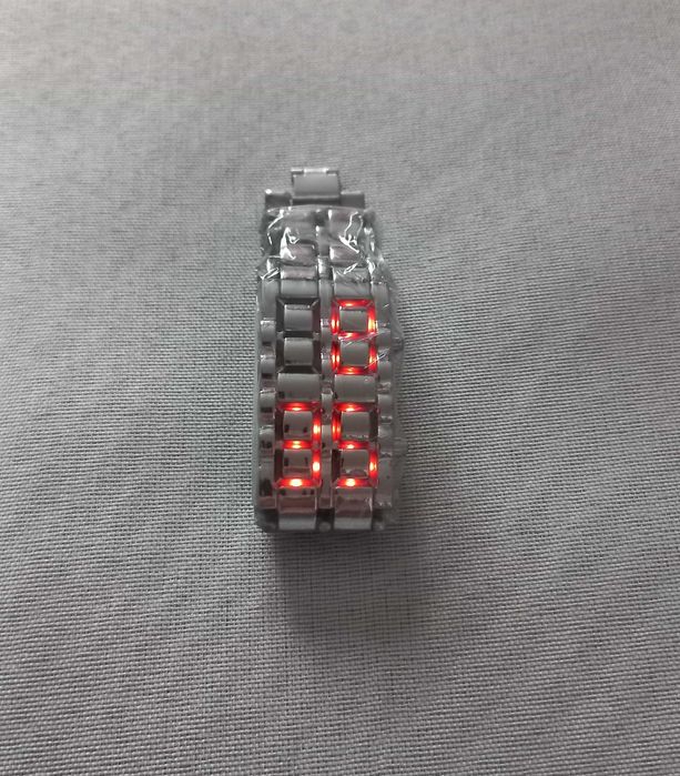 електронний годинник з червоним підсвічуванням