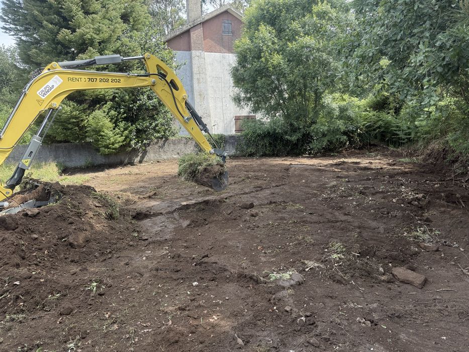 Fazemos limpesa de terrenos  e transportes de material.