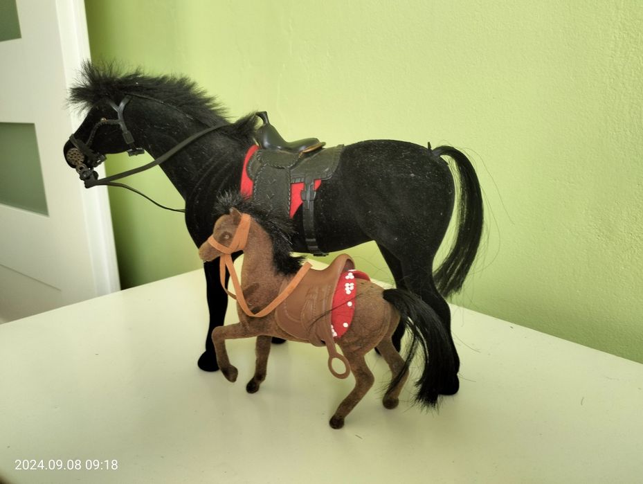 Figurki koni z siodłem