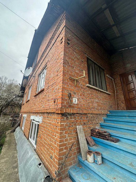 Власник.Продам будинок в центрі монастириська біля школи жилий стан