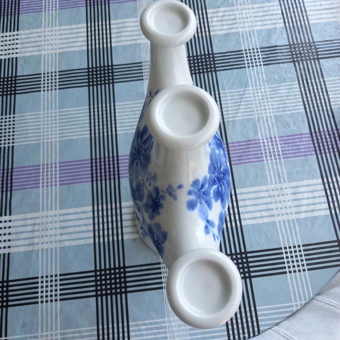 Porcelanowy świecznik zdobiony kobaltem.