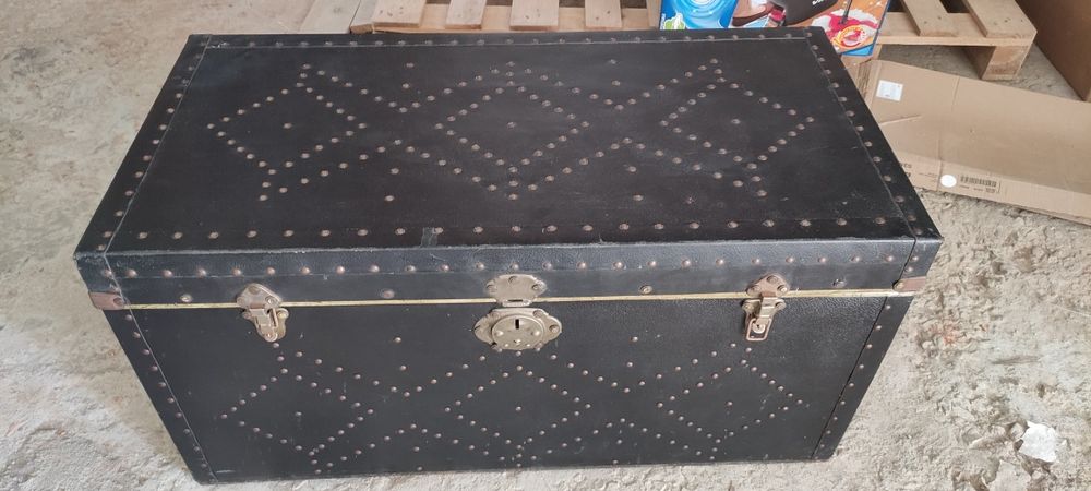 Mala/baú preta pele