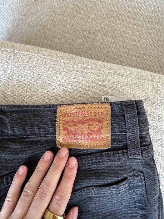Levis czarne spodnie mom jeans postrzępione wysoki stan 501