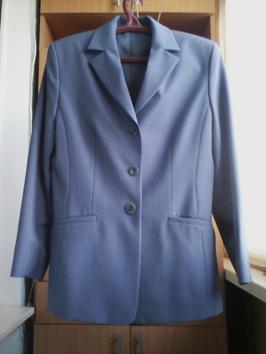 Продам женские костюмы , размер 46-48, строгие