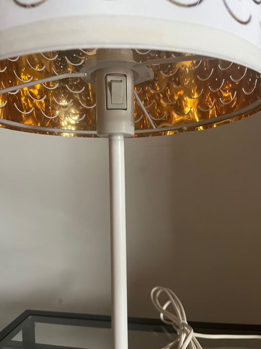 Candeeiro IKEA branco e dourado
