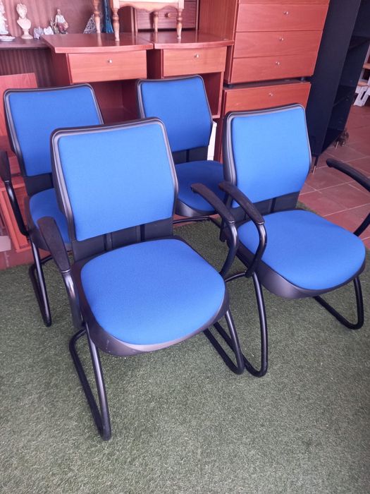 Cadeiras azuis de escritorio