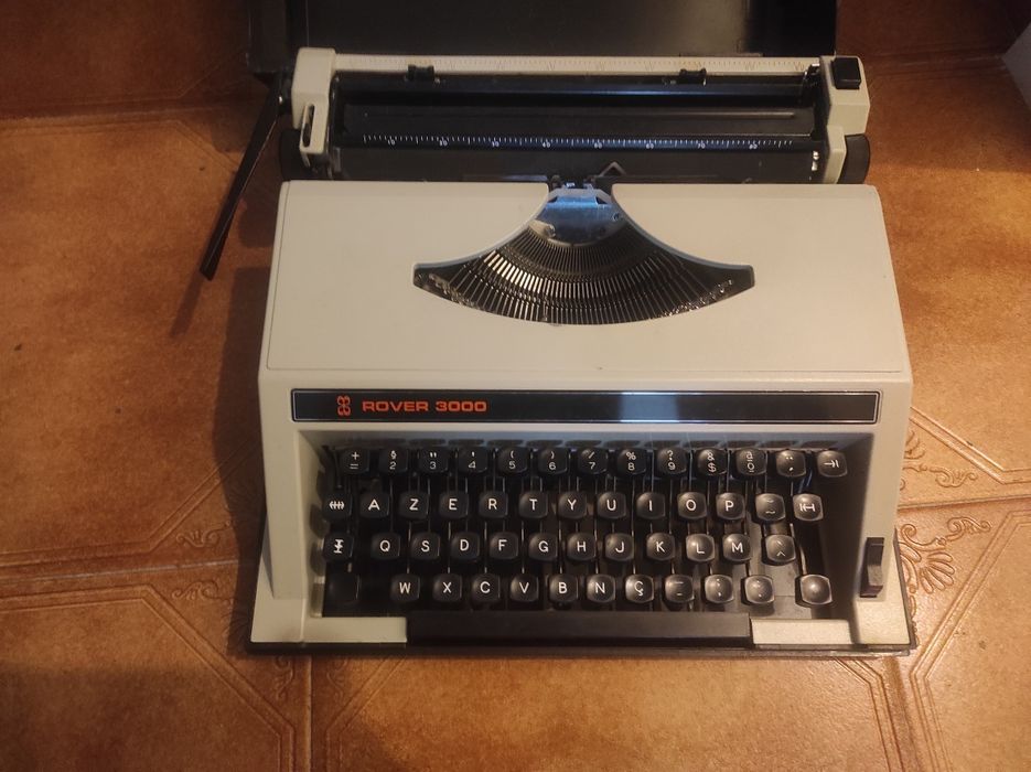 Máquina de escrever Azert 3000 vintage.